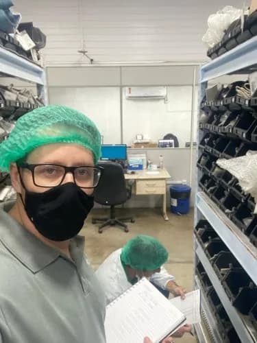Consultor da Barba Log analisando a operação dentro de um centro de distribuição
