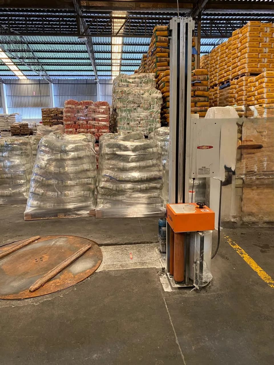 Armazenagem blocada no chão, com paletes de produto acabado disputando espaço.
