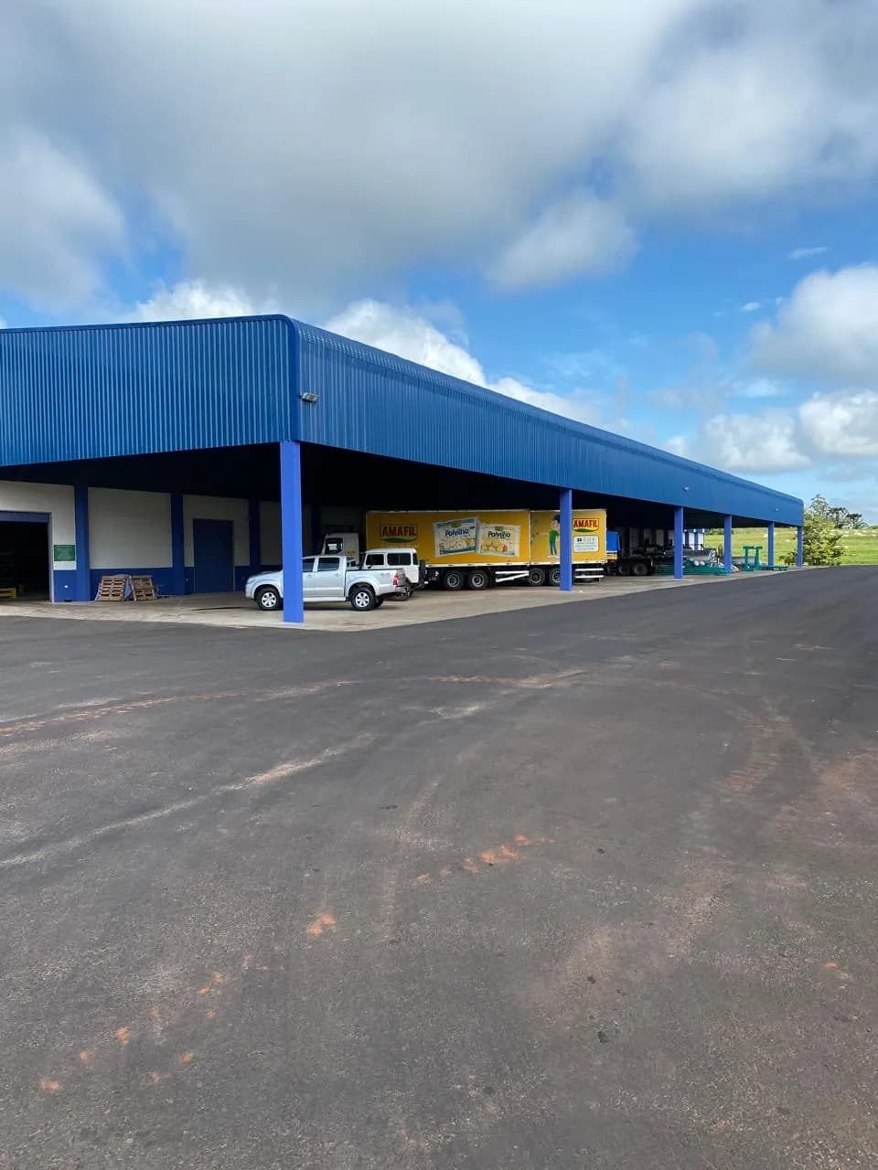 Fachada do novo centro de distribuição com carretas da AMAFIL na expedição.