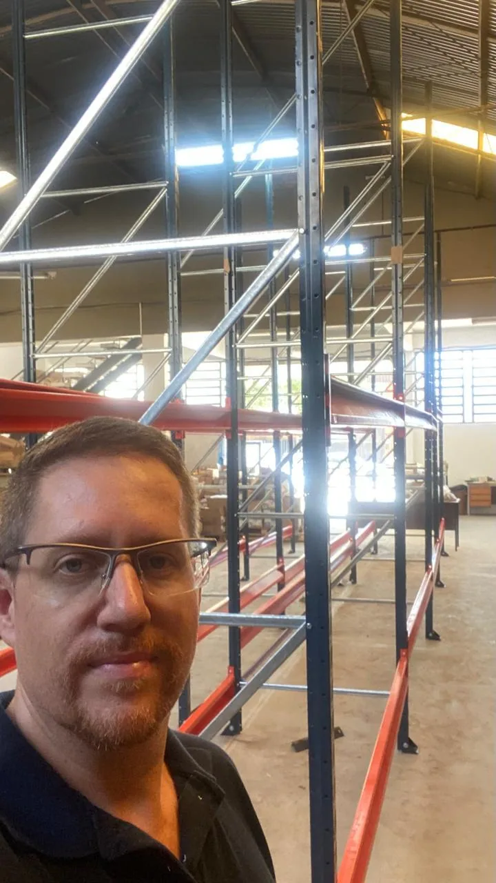 Novas estruturas porta-pallet em montagem durante a implantação do CD.