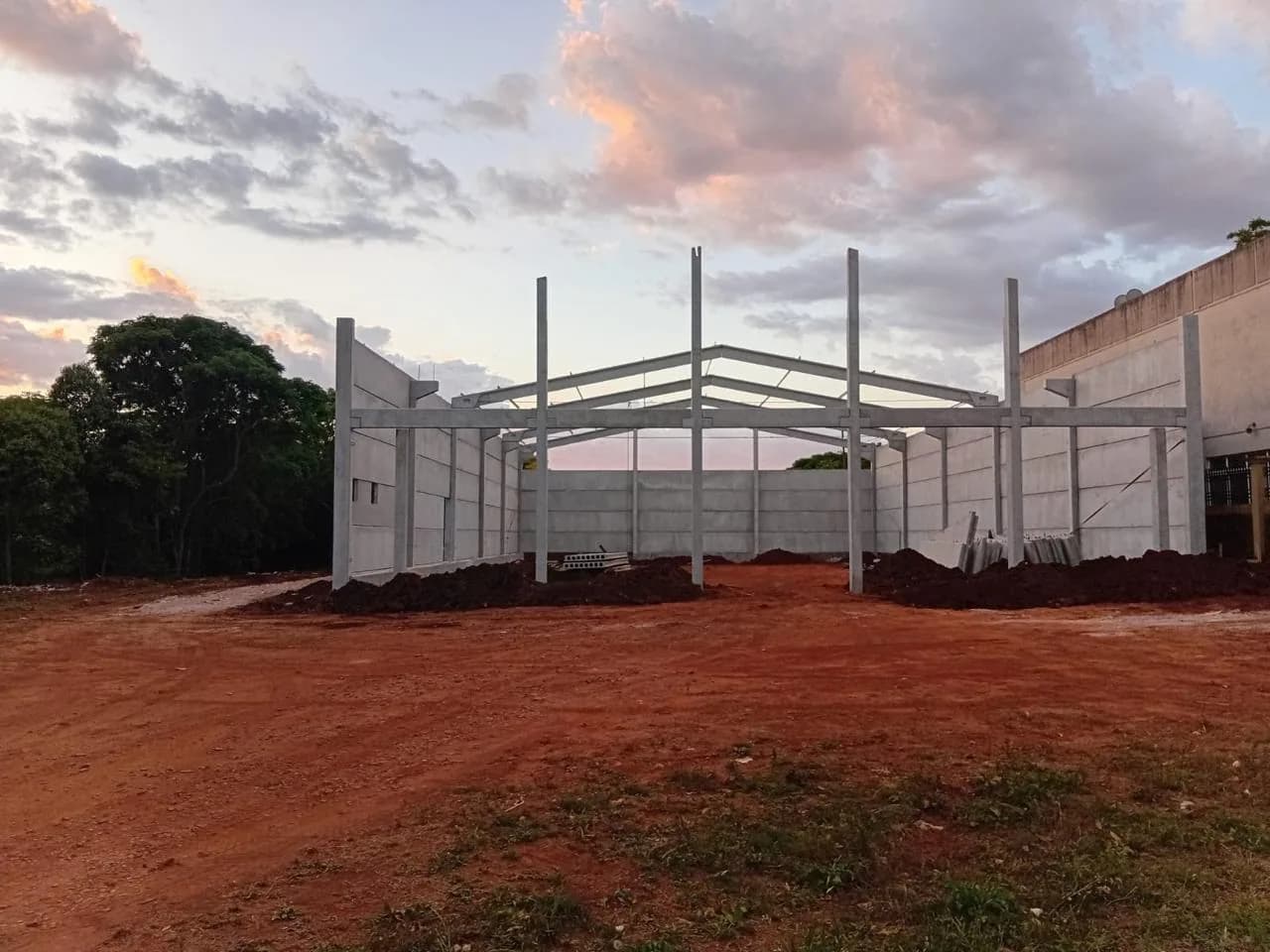 Obra do centro de distribuição da UFFA: estrutura pré-moldada em construção.