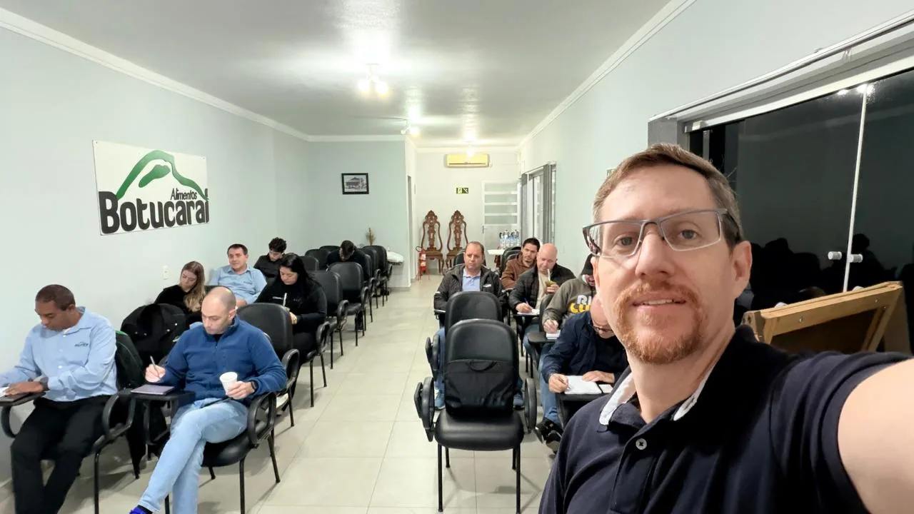 Turma de treinamento in-company acompanhando a aula em sala.