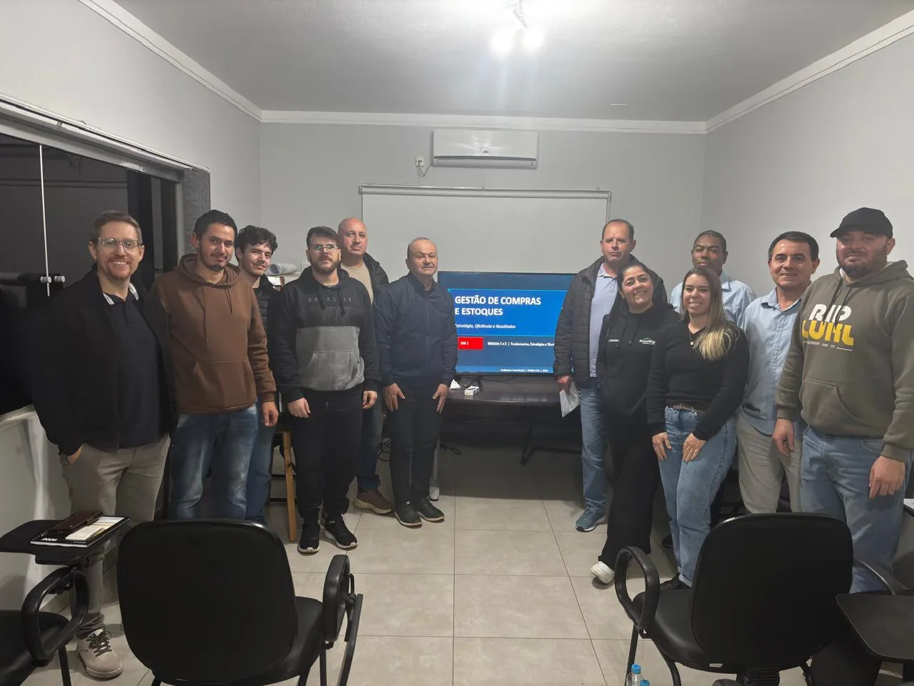 Equipe reunida ao fim da aula de gestão de compras e estoques.